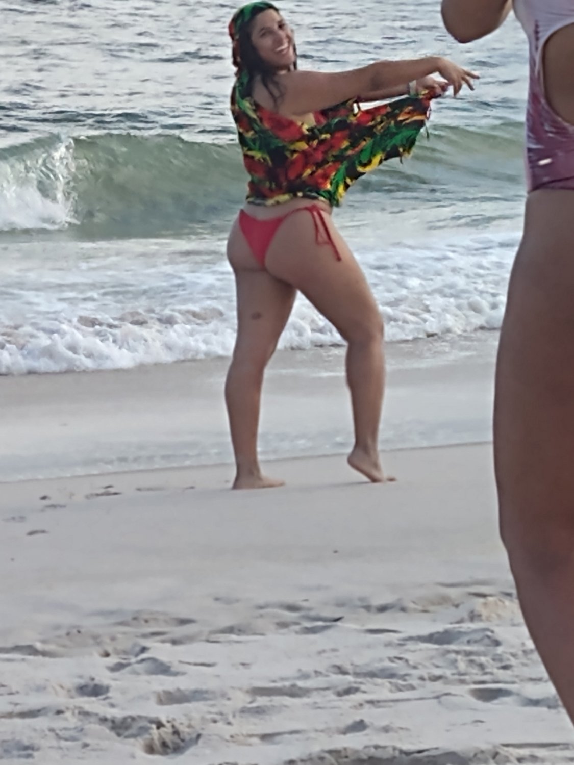Columbian Latina Hotties body on beach smoking candid #27KvntvL