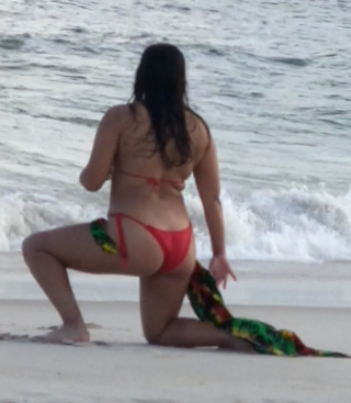 Columbian Latina Hotties body on beach smoking candid #AWcaVhvt