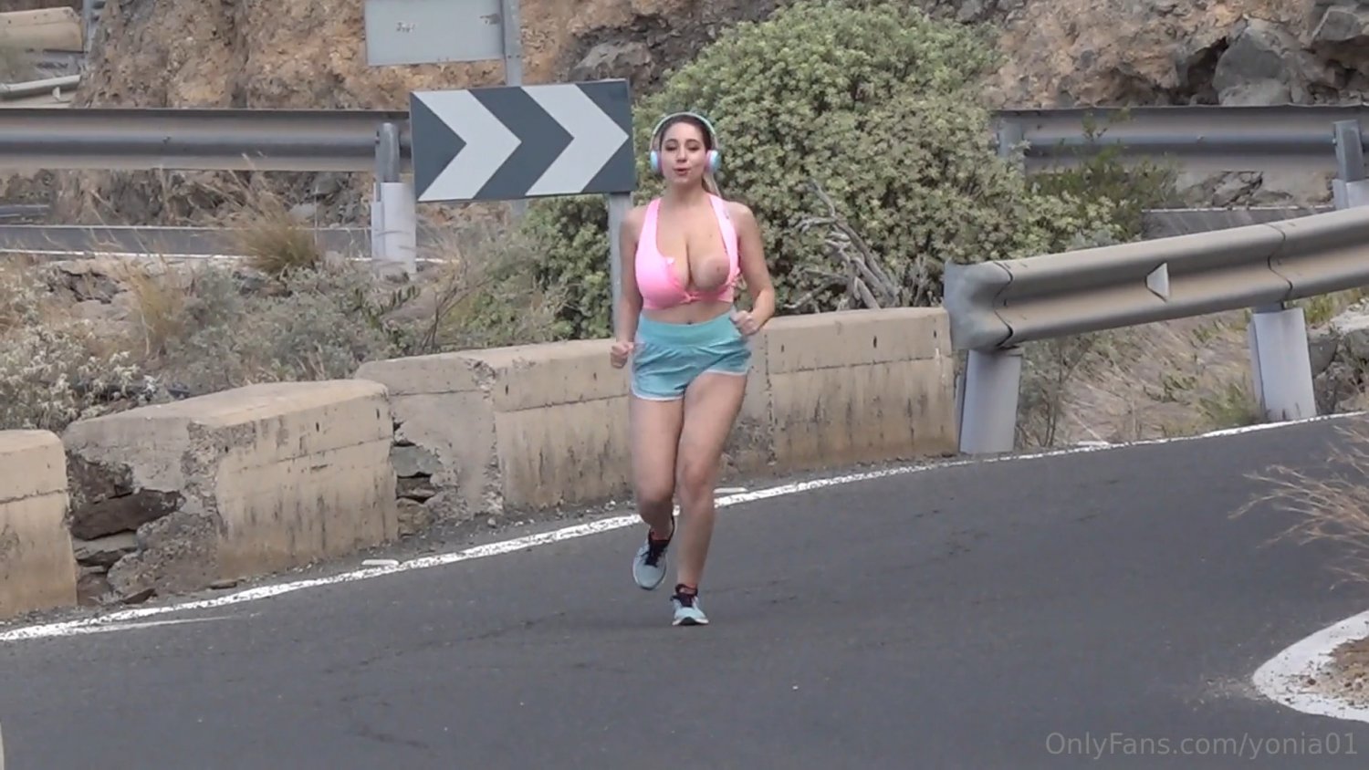 Huge Runners Tits Bounce Freely #EUsN8kpD